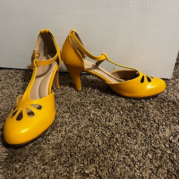 Chase & Chloe Women's Teardrop Cut Out T-Strap - Picture 2 of 2